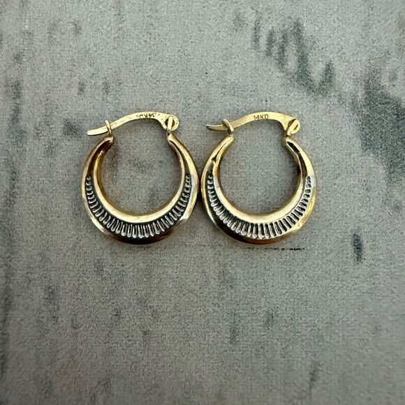 14K Yellow Gold Two-Tone Huggie Hoop Earrings .6g Etched Hinged French Lock - Picture 1 of 6